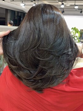 メリー オオサカ(Merly Osaka) 暗髪 × レイヤーカット