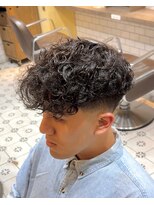 グルーマーズトウキョウ(GROOMER/S TOKYO)&nbsp;スペインカール　フェード　海外風　メンズパーマ