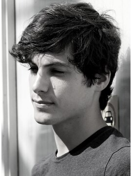 ジジバイワースホワイル(jiji by WORTH WHILE) 刈り上げセンターパートサーフカールフェザーパーママレットヘア