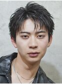 黒髪フェザーショートニュアンスセンターパート大人ヘア