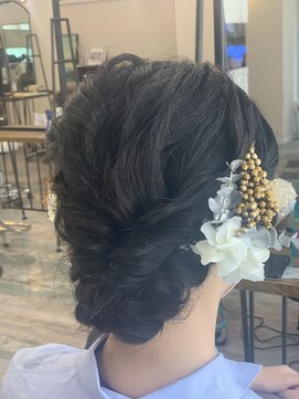 リノカヒリ(Lino kahili) ルーズツイストダウンアップスタイル