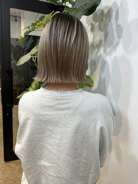 メリー オオサカ(Merly Osaka) 肩上ボブ×コントラストバレイヤージュ_greige_