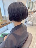 黒髪でも大人かわいい刈り上げショート