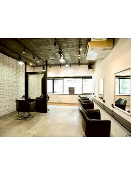 まるでカフェの様な落ち着いて、くつろげる上質空間。担当スタイリストにわがままが言える関係◎