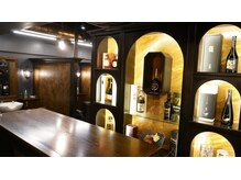 銀座 シノ 灯(shino HANARE)の雰囲気(バーとしても利用できる待合。待ち時間や施術後に是非<バーバー>)