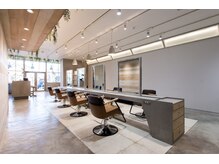 ヘアアンドメイク アース 入間店(HAIR&MAKE EARTH)の雰囲気(広々とした空間で過ごしていただけます。)
