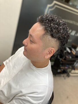 エル バルベロ(EL BARBERO) ハードパーマフェードスタイル