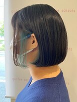キャトルセゾン(quatre saisons)&nbsp;インナーエメラルドブルー×切りっぱなしボブ