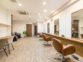 ヘアースタジオ フラッシュ(HAIR STUDIO FLASH)の写真/白を基調にした明るく広々とした店内でゆったり過ごせる♪少人数ならではの丁寧な接客と施術で居心地も◎