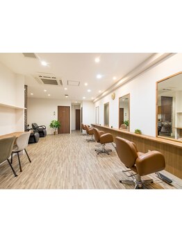 白を基調にした明るく広々とした店内でゆったり過ごせる♪少人数ならではの丁寧な接客と施術で居心地も◎