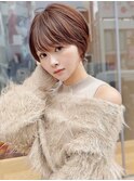 グレージュカラー斜めバング前髪あり丸みショートボブ