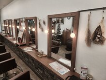 木のぬくもりと白を基調とした落ち着きのある店内