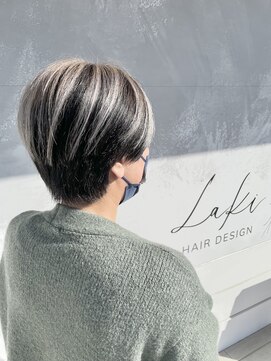 ラキ(Laki) ホワイト系アンブレラカラー×ショートヘア