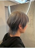 グレーの質感が映えるモードウルフスタイル