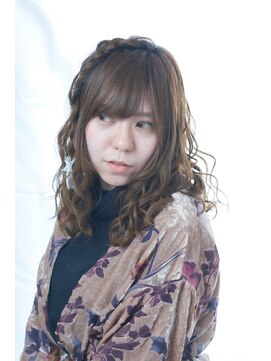 プログレスプラス ふんわりゆる巻き＋編み込みアレンジヘア