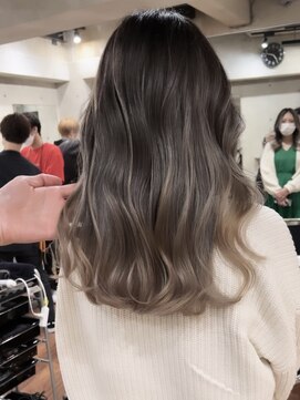 サイン 表参道(SIGN) バレイヤージュハイライトグラデーションカラー白髪ぼかし