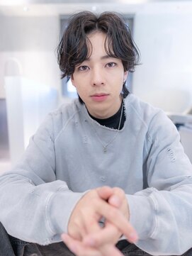 イオ 本厚木(io) 波巻きツイストパーマセンターパートアッシュブラック束感