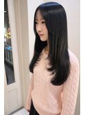 ロングヘアの顔まわりにたっぷりレイヤーで華やかスタイル