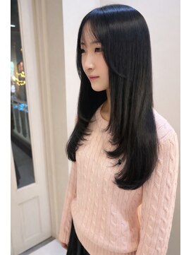 チュラリナータ(CHURA Rinarta) ロングヘアの顔まわりにたっぷりレイヤーで華やかスタイル