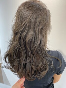 トリート 新浦安店(TREAT)の写真/伸ばしかけのヘアでも変化をつける☆程よい抜け感×柔らかい印象の褒められStyleに♪_新浦安