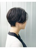 黒髪ショート×前下がり×センターパート