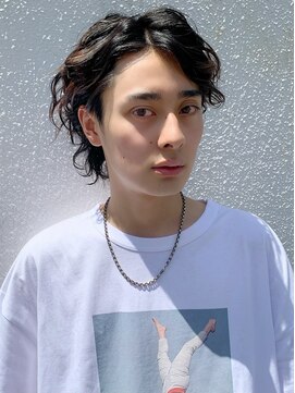 クーエフー(coo et fuu) 耳掛けミディアムウルフ/スパイラルパーマ　黒髪　ショート