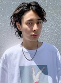 耳掛けミディアムウルフ/スパイラルパーマ 黒髪 ショート