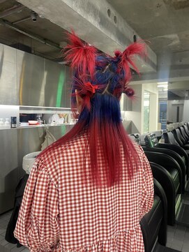 レコ 渋谷(LECO) ブルー×レッドのデザインシャギー