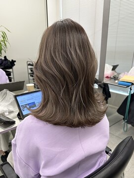 ヨロ 小岩(YOLO) レイヤーカットハイライトショートヘアイルミナカラーオージュア