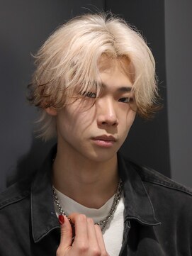 トゥルークリエイション 渋谷(True Creation SHIBUYA) 韓国風ホワイトセンターパートエンドカラー