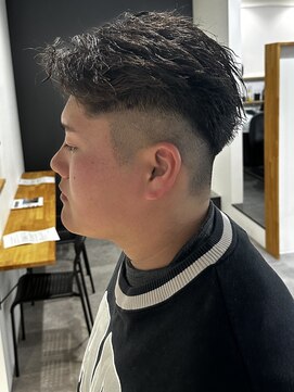 ヒュイル バイ ニアウ(Hwyl by Niau) メンズショートパーマツイストパーマスパイラルパーマフェード