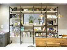 フェン ヘアーアイス(Fen.hair ici)の雰囲気（店内本棚が目印。こだわりのセレクトで読みものをご用意してます）