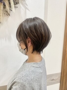 フゥカ 類家店(fuka) 八戸アッシュベージュ丸み前下がりショート20代30代40代50代