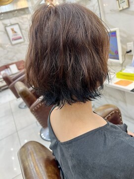 ブラックで毛先カラー