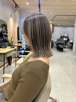 ヘイリー(HAILEY) ハイライト×レイヤーミディ×動きのある髪×30代40代に人気