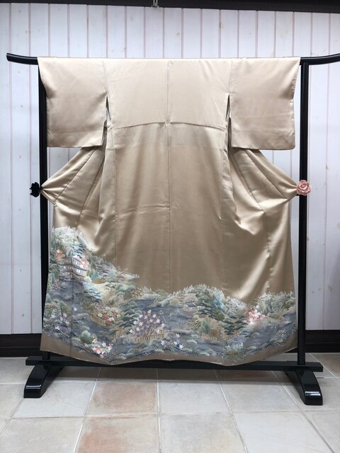 留袖 色T-５　￥14500～(着付料込み)