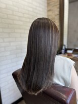 アトリエナガノ(atelier nagano)&nbsp;ニュアンスカラー/センターパート/ツヤ髪スタイル/ブルージュ