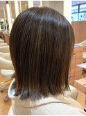 ハイライト/白髪ぼかし/切りっぱなしボブ/外ハネストレート