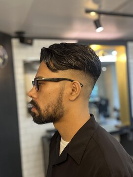 フランクスバーバーリザーブ 人形町店(FRANK’S BARBER RESERVE) ツーブロフェードスタイル y
