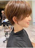 耳かけ小顔似合わせカットアースカラーのショートボブ