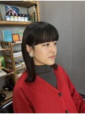 重め前髪でレトロな雰囲気のロブ