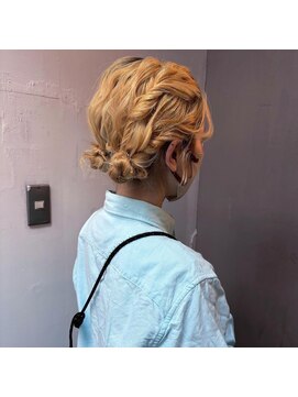 O 大人可愛いお団子ヘアアレンジ×ハイトーンブロンドベージュ