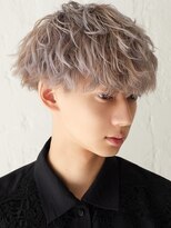 ガウディ 広島駅前店(Gaudi)&nbsp;ホワイトグレージュ×メンズ前下がりツーブロックマッシュ