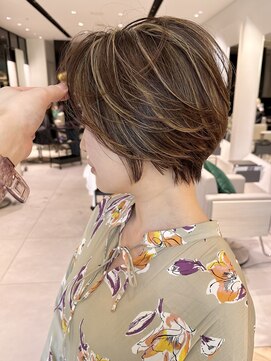 ステア ケース(stair case) 大人ハイライトベージュ前下がりハンサムショートボブ