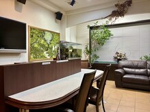 お店の中は広々としたカフェのような空間が広がっています。