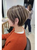 ショートの魅力を引き出す白髪ぼかしハイライト