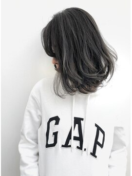 トルネード(TORNADO) 外国人風モノトーングレーハイライトロングボブスタイル