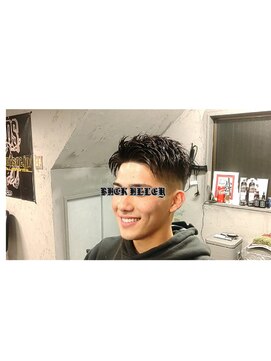 バックアレイ 中野(BACK ALLEY) スキンフェード、アップバングスタイル