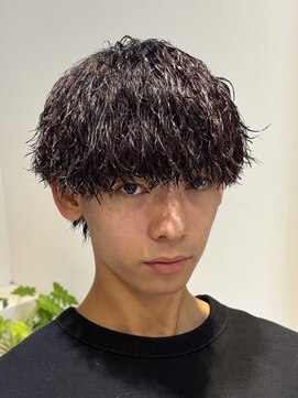 ボンドストーリールミエール(Bond Story lumiere) ツイストスパイラル縦落ちパーマ眉毛ラウンドマッシュ刈り上げ