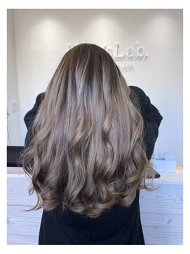 ヘアーズラボ(Hair’s Lab.) ミルクティーベージュ×巻きロング